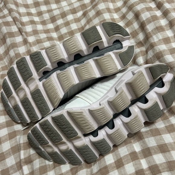 On Running Glacier and White Athletic Shoes - Picture 4 of 4